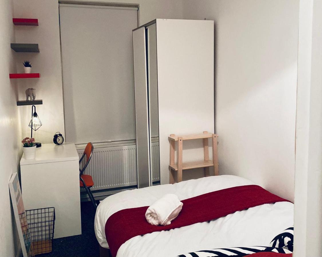 Large 4 Bedroom Home - Coventry City Centre Εξωτερικό φωτογραφία